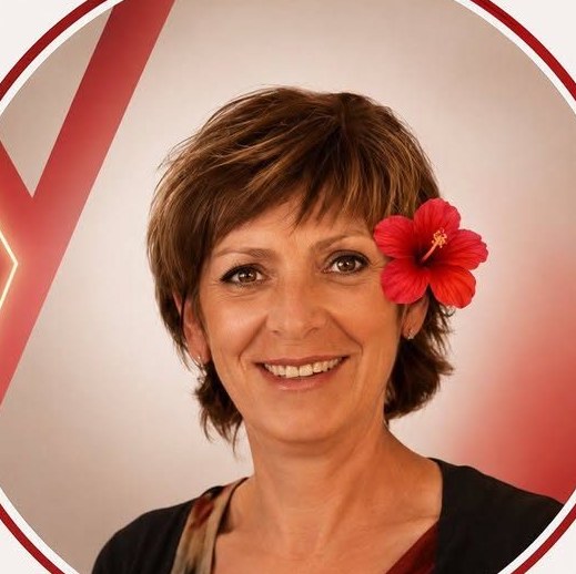 Muriel, coiffeuse du salon Technicity, une fleur d'hibiscus dans les cheveux