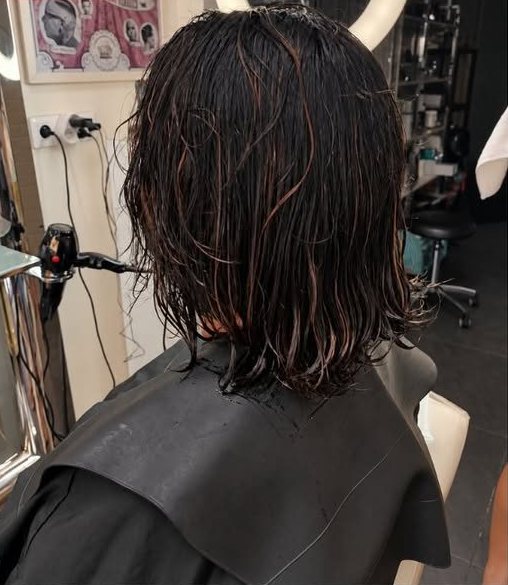 Avant : cheveux mouillés, coupe à reprendre